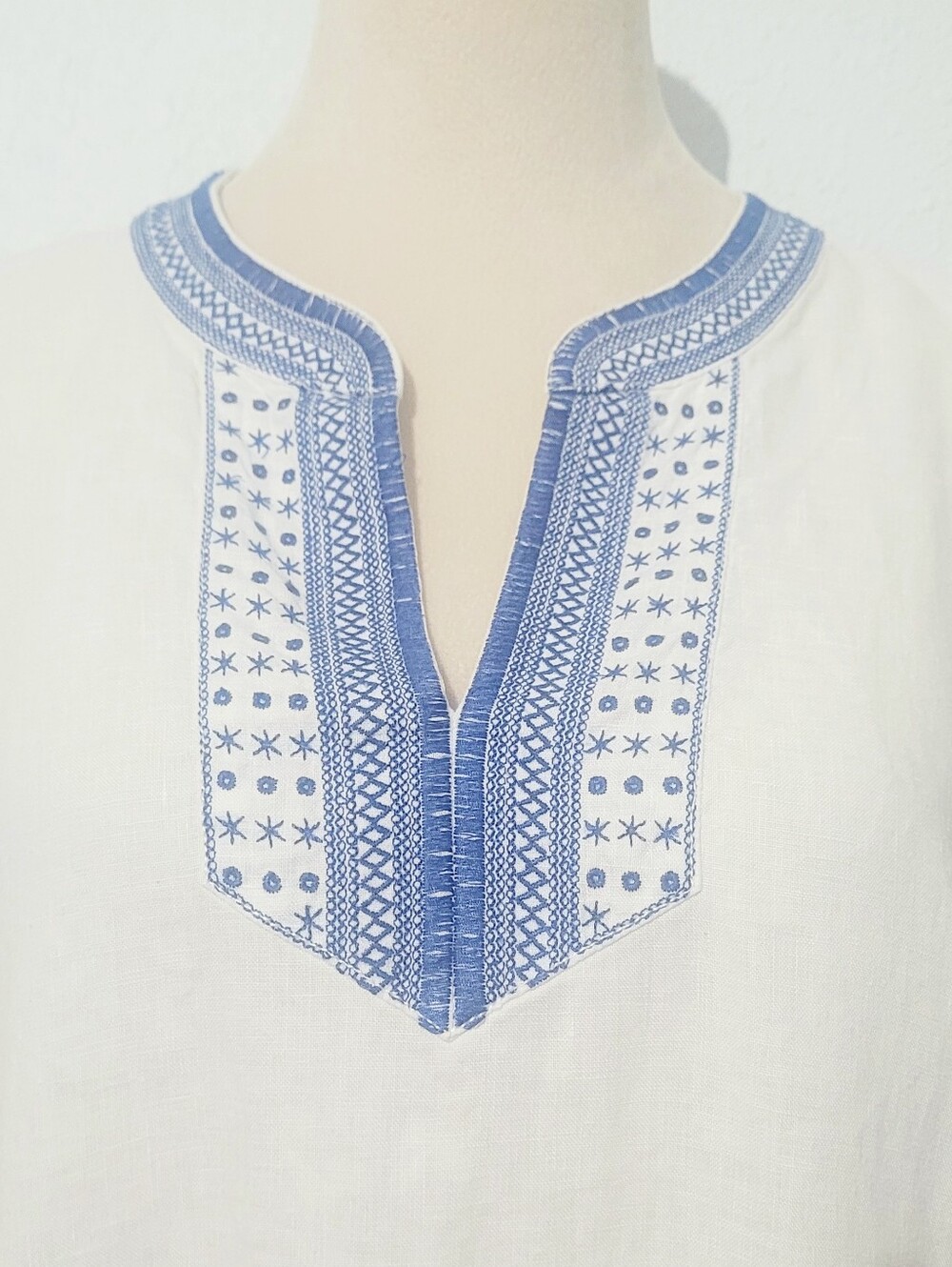 Tommy Bahama 100% Linen Tunic Top Medium White Blue Embroidered Beach Boho - Picture 3 of 12